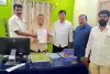 Commissioner : చెరువులో గుర్రపు డెక్క తొలగించాలని మున్సిపల్ కమిషనర్ కు వినతి పత్రం