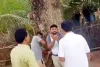 ఓ మహిళతో ఉండగా ఆమె భర్త, గ్రామస్థులు చెట్టుకు కట్టేసి భౌతికంగా దాడి