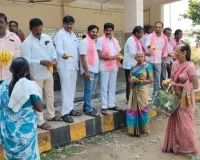 వృద్ధులకు పండ్లను పంపిణీ