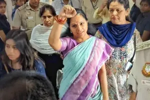 MLC Kavitha : కోర్టు ఆవరణలో మీడియాతో మాట్లాడడమేంటి?.. కవితకు కోర్టు వార్నింగ్