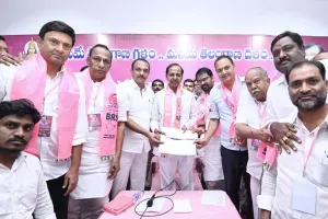 BRS : బీఆర్ఎస్ అధినేత కేసీఆర్ చేతుల మీదుగా బీ ఫామ్ తీసుకున్న మల్కాజ్గిరి పార్లమెంట్ ఎంపీ అభ్యర్థి రాగిడి లక్ష్మారెడ్డి