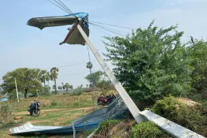 ఈదురు గాలులకు ఇళ్లు ధ్వంసం