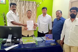 Commissioner : చెరువులో గుర్రపు డెక్క తొలగించాలని మున్సిపల్ కమిషనర్ కు వినతి పత్రం
