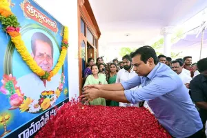 రవీంద్ర కుమార్ తండ్రి కనిలాల్ చిత్రపటానికి నివాళులు అర్పించిన మాజీ మంత్రి కేటీఆర్