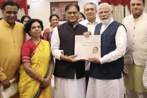 పివి నరసింహారావు కుటుంబాన్ని మర్యాదపూర్వకంగా కలిసిన నరేంద్ర మోడీ