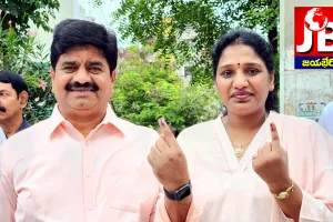 ఓటు హక్కు వినియోగించుకున్న పీర్జాదిగూడ మేయర్ జక్క వెంకట్ రెడ్డి దంపతులు