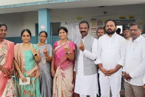 ఖమ్మం పార్లమెంట్ కాంగ్రెస్ పార్టీ అభ్యర్థి రఘురాం రెడ్డిని భారీ మెజారిటీతో గెలిపించాలి