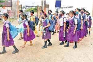 పాఠశాల విద్యార్ధులకు అలర్ట్‌ స్కూల్స్ రీ ఓపెన్‌ తేదీలో స్వల్పమార్పు...!