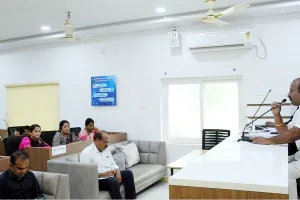 డివిజన్లో నెలకొన్న సమస్యలను డిప్యూటీ మేయర్ అధికారుల దృష్టికి