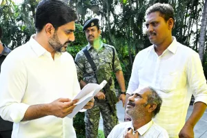 కష్టాలు వింటూ.. కన్నీళ్లు తుడుస్తూ...!