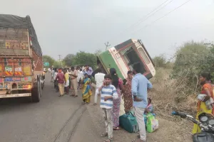 Tgsrtc : ద్విచక్ర వాహనాన్ని తప్పించబోయి లోయలో బడిన ఆర్టీసీ బస్