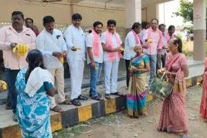 వృద్ధులకు పండ్లను పంపిణీ