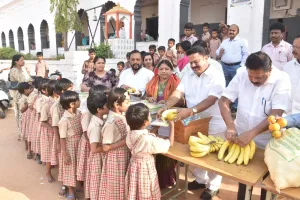 పుట్టినరోజు సందర్భంగా పాఠశాల విద్యార్థులకు పండ్లు, పెన్నులు, నోట్ పుస్తకాలను పంపిణీ 